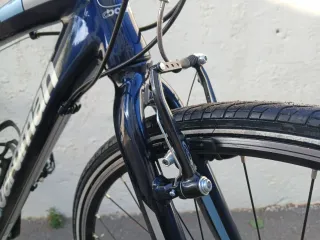 Bicicleta deportiva híbrida con manillar recto.