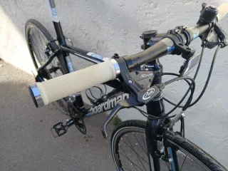 Bicicleta deportiva híbrida con manillar recto.