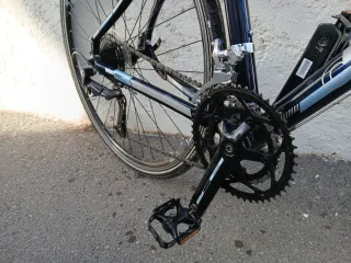 Bicicleta deportiva híbrida con manillar recto.