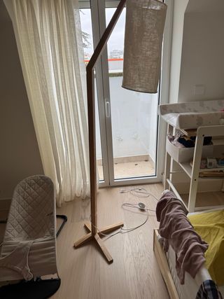 Lámpara de pie de madera y tela