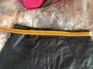 Falda de cuero rockera negra