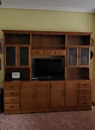 Mueble de salón de madera roble y cristal