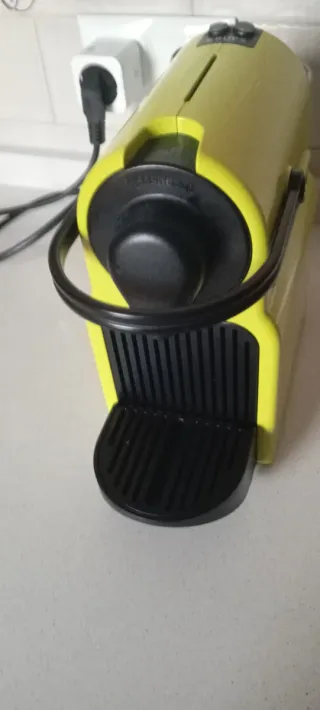 Macchina da caffè Nespresso gialla