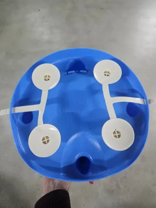 Bañera para bebé azul con juguetes