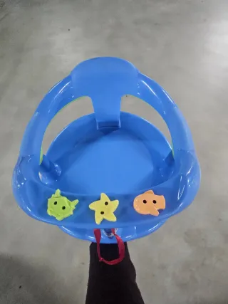 Bañera para bebé azul con juguetes