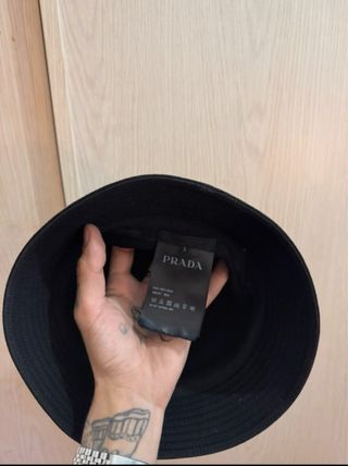 Gorro bucket Prada negro