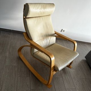 Mecedora de piel sintética beige