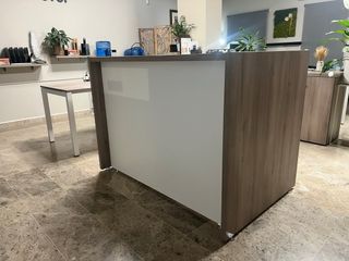 Mostrador de recepción madera y metal