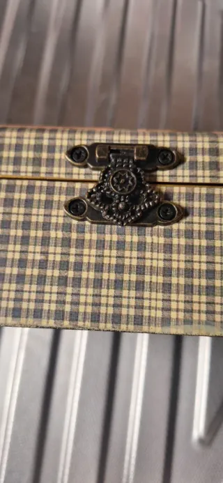 Vecchia scatola decorata con frutta