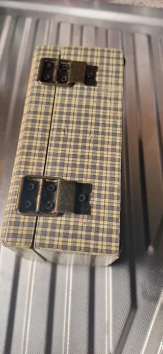 Vecchia scatola decorata con frutta