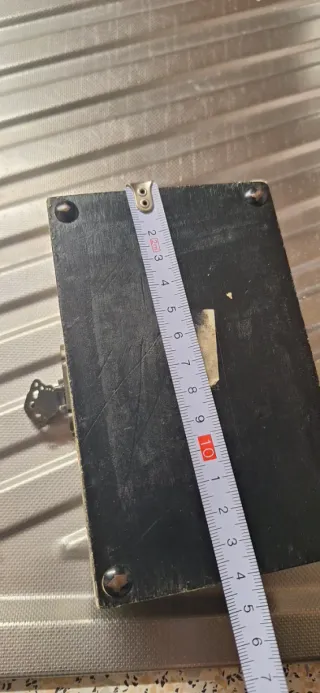 Vecchia scatola decorata con frutta