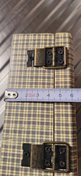 Vecchia scatola decorata con frutta