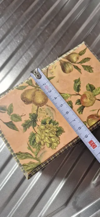 Vecchia scatola decorata con frutta