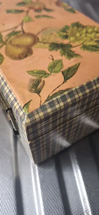 Vecchia scatola decorata con frutta