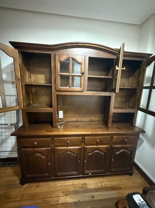 Mueble de cocina de madera y cristal