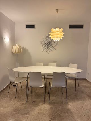 Mesa de comedor ovalada blanca y 6 sillas