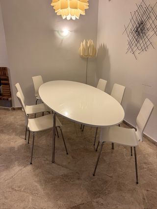 Mesa de comedor ovalada blanca y 6 sillas