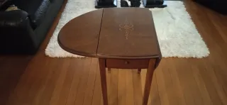 Mesa auxiliar de madera