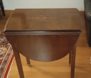 Mesa auxiliar de madera
