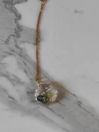 Collana pendente tondo fiori farfalla