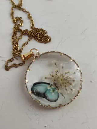 Collana pendente tondo fiori farfalla
