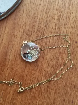 Collana pendente tondo fiori farfalla