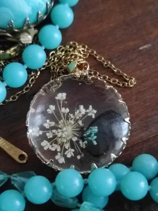 Collana pendente tondo fiori farfalla
