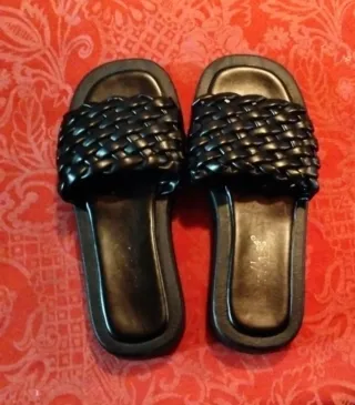 Sandalias negras tejidas para mujer