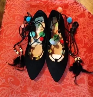 Bailarinas negras con cordones y pompones