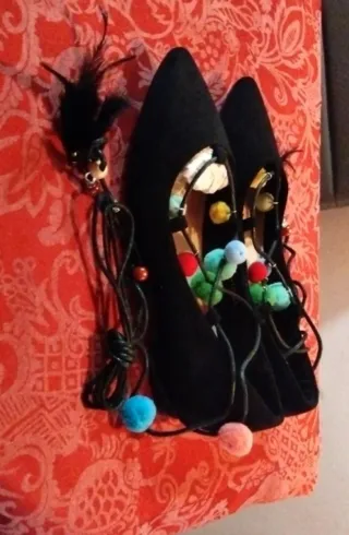 Bailarinas negras con cordones y pompones