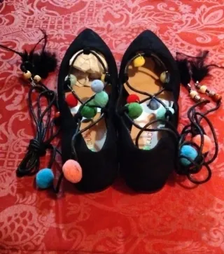 Bailarinas negras con cordones y pompones