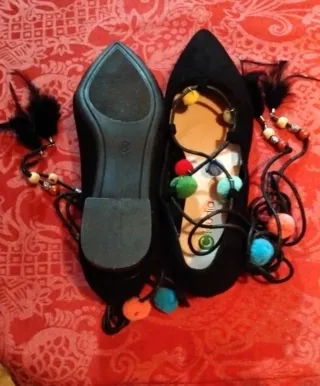 Bailarinas negras con cordones y pompones