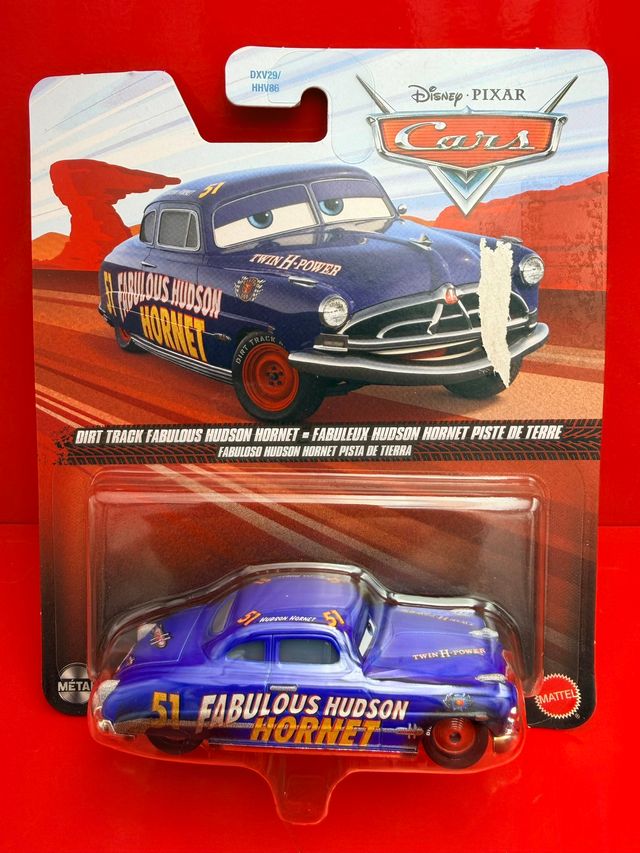 Fabuloso Doc Hudson Hornet di Disney Cars su pista sterrata