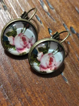 Set 2 orecchini pendenti floreali bombati tondi