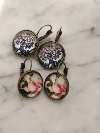 Set 2 orecchini pendenti floreali bombati tondi