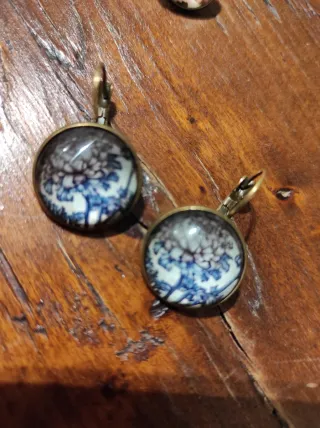 Set 2 orecchini pendenti floreali bombati tondi