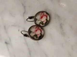 Set 2 orecchini pendenti floreali bombati tondi