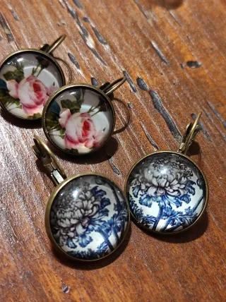 Set 2 orecchini pendenti floreali bombati tondi