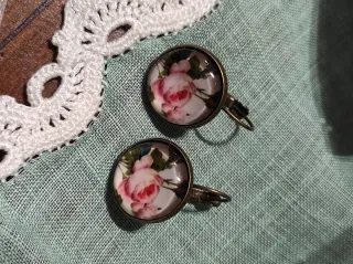 Set 2 orecchini pendenti floreali bombati tondi