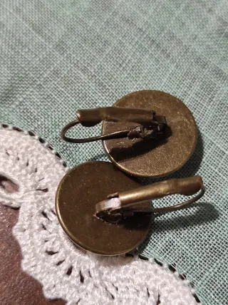 Set 2 orecchini pendenti floreali bombati tondi