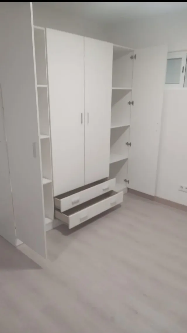 Armario de madera color beige/marrón