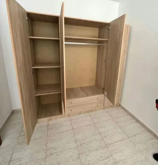 Armario de madera color beige/marrón