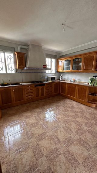 Cocina completa de madera con muchos módulo
