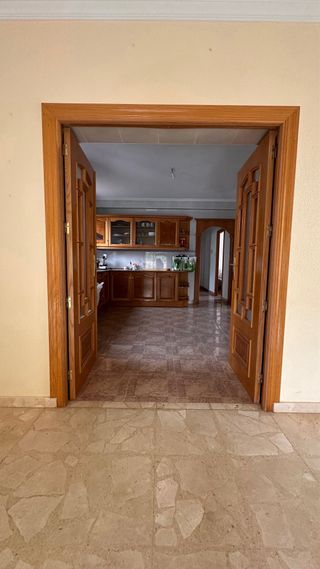 Cocina completa de madera con muchos módulo