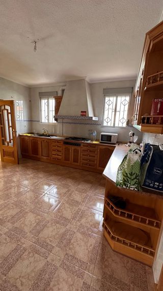 Cocina completa de madera con muchos módulo