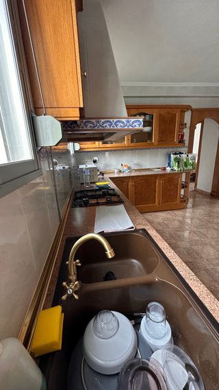 Cocina completa de madera con muchos módulo