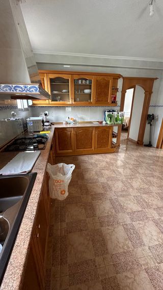 Cocina completa de madera con muchos módulo