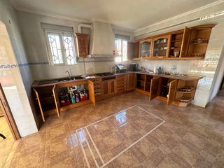 Cocina completa de madera con muchos módulo