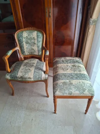 Sillón y banqueta tapizados floral