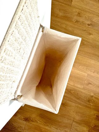 Cesta de ropa de mimbre con tejido interior